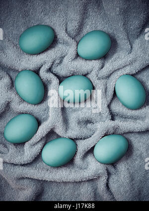 Le uova di pasqua di essiccazione su un tessuto morbido Foto Stock