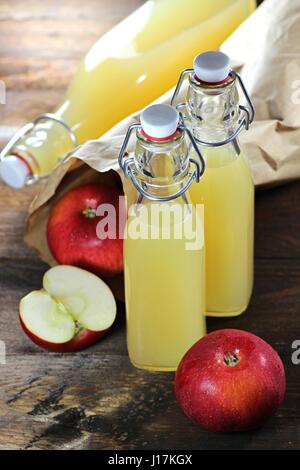 In casa il succo di mela su sfondo di legno Foto Stock
