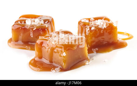 In casa salati caramello pezzi isolati su sfondo bianco Foto Stock