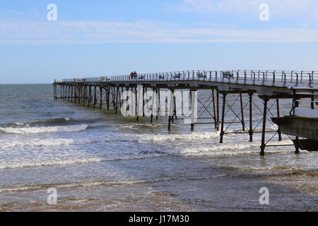 Il molo Saltburn dal mare, Redcar e Cleveland, Regno Unito, inizio il sabato di Pasqua Foto Stock