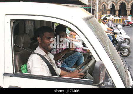 I camionisti in cabina del camion di piccole dimensioni in Mumbai, India Foto Stock