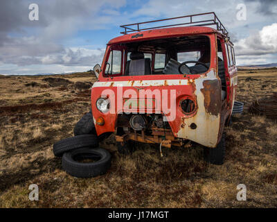 Un furgone abbandonato in campagna Islandese Foto Stock