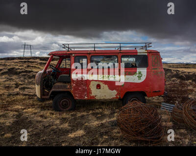 Un furgone abbandonato in campagna Islandese Foto Stock