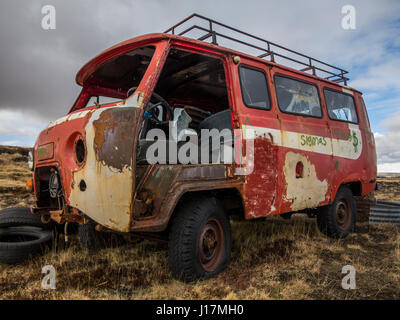 Un furgone abbandonato in campagna Islandese Foto Stock