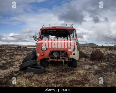 Un furgone abbandonato in campagna Islandese Foto Stock