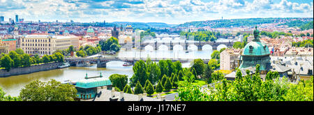 Vedute lungo il fiume Moldava ed i suoi numerosi ponti tra cui il Ponte Carlo. Praga Repubblica Ceca Europa Foto Stock