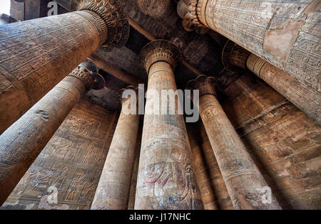 Gigantesche colonne nel tempio di Khnum a Esna, Egitto, Africa Foto Stock