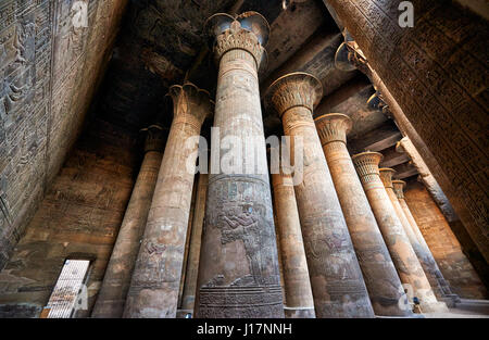 Gigantesche colonne nel tempio di Khnum a Esna, Egitto, Africa Foto Stock