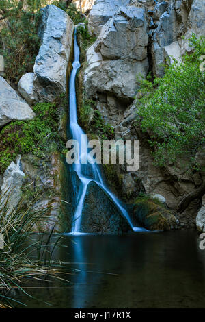 Questa è una vista verticale di Darwin cade come cascades in giù in una pozza in corrispondenza del fondo. Questa primavera-autunno alimentato si trova nel Panamint Springs area. Foto Stock