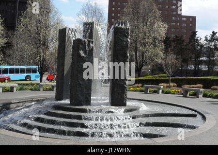 La scultura con cascata BNY Mellon square Pittsburgh Pennsylvania Maggio 2017 Foto Stock