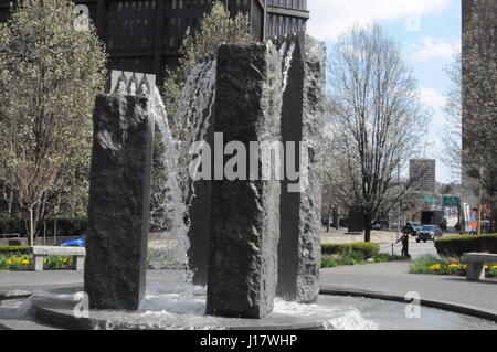 La scultura con cascata BNY Mellon square Pittsburgh Pennsylvania Maggio 2017 Foto Stock