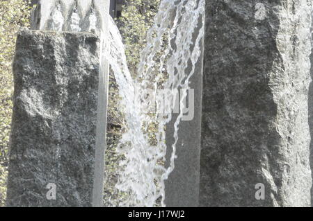 La scultura con cascata BNY Mellon square Pittsburgh Pennsylvania Maggio 2017 Foto Stock