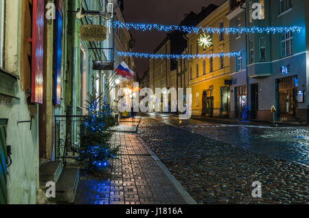 TALLINN, Estonia - 29 gennaio 2017: notte Tallinn, vista notturna della strada, Tallinn in Estonia. Foto Stock