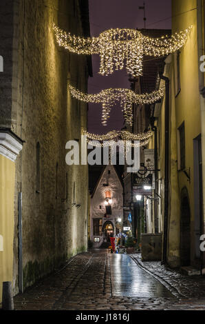 TALLINN, Estonia - 29 gennaio 2017: notte Tallinn, vista notturna della strada, Tallinn in Estonia. Foto Stock