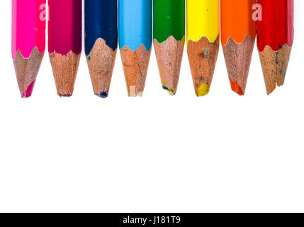 Set di vecchio usato e rotto matite di colore bianco isolato. Brutto usurati matite di colore o matite con punte rotte devono essere affilati. Creatività, br Foto Stock