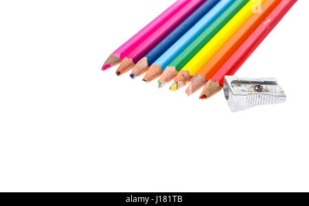 Set di vecchio usato rotto matite di colore e metallo temperino. Brutto usurati matite di colore o matite con punte rotte dovrebbe essere affilato con una matita Foto Stock