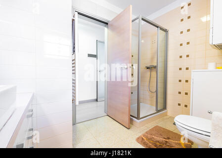 Moderno hotel di piccole dimensioni vasca da bagno con doccia, lavandino e wc. Accogliente e lussuoso interno contemporaneo di un piccolo albergo o casa bagno con decorazione di interni. Foto Stock