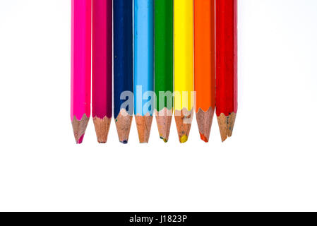 Set di vecchio usato e rotto matite di colore bianco isolato. Brutto usurati matite di colore o matite con punte rotte devono essere affilati. Creatività, br Foto Stock