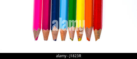 Set di vecchio usato e rotto matite di colore bianco isolato. Brutto usurati matite di colore o matite con punte rotte devono essere affilati. Creatività, br Foto Stock