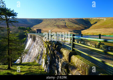 Diga sul Grwyne Fawr serbatoio in Montagna Nera, Parco Nazionale di Brecon Beacons, Galles Foto Stock