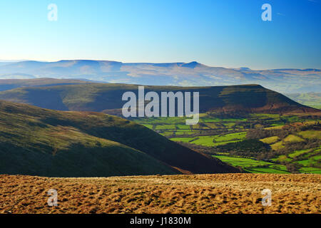 Vista da Waun Fach verso Mynydd Troed in Montagna Nera, Parco Nazionale di Brecon Beacons, Galles Foto Stock