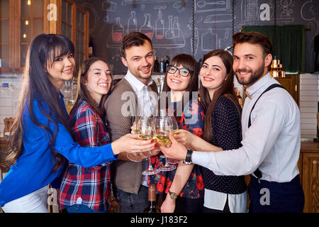 Ritratto di un gruppo di amici con gli occhiali a riunione in restau Foto Stock