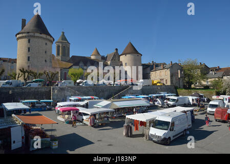 Giorno di mercato a Bourganeuf nel Dipartimento della Creuse nella regione Nouvelle-Aquitaine nella Francia centrale. Foto Stock