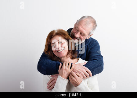 Bella coppia senior in amore avvolgente. Studio shot. Foto Stock