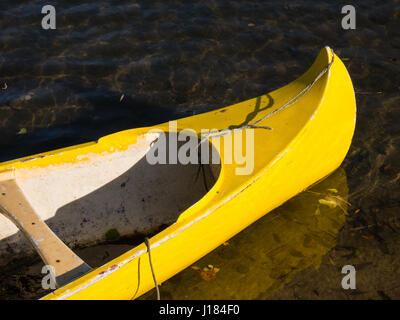 Giallo, canoa fiume Tamigi, sul tamigi percorso, Nr Reading, Berkshire, Inghilterra, Regno Unito, GB. Foto Stock