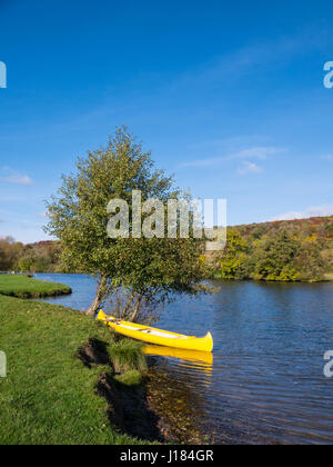 Giallo, canoa fiume Tamigi, sul tamigi percorso, Nr Reading, Berkshire, Inghilterra, Regno Unito, GB. Foto Stock