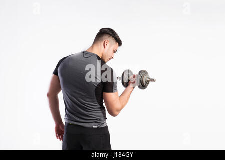 Uomo Fitness tenendo il manubrio, lavoro, studio shot. Foto Stock