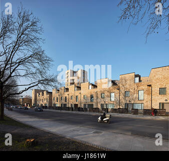 Nuove Scuderie terrazzati alloggiamento lungo strada collinare. Stonebridge Park, London, Regno Unito. Architetto: Cullinan Studio, 2016. Foto Stock