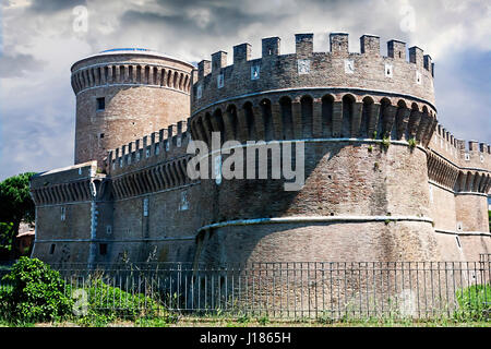 Vista del castello romano di Giulio II - Ostia Antica - Roma , Italia Foto Stock