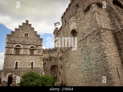 Una volta noto come castello dei Conti, Castello di Gravensteen a Gent, in Belgio è una grande attrazione turistica. Foto Stock