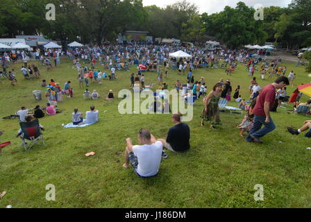 Festival hippy amore in Miami Florida USA persone vestite come a partire dagli anni settanta hippies a ballare live band da radici di erba sul palco Foto Stock