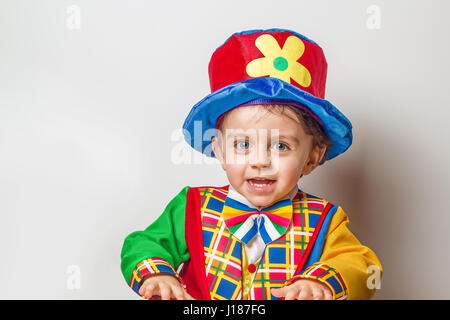 Funny bambino indossa una tuta da clown Foto Stock