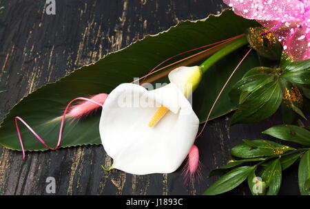 Calla Lily flower bouquet decorato su un tavolo Foto Stock