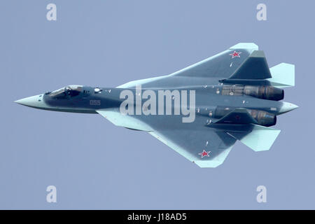 ZHUKOVSKY, Moscow Region, Russia - 20 novembre 2013: Sukhoi T-50 PAK-FA 055 prototipo blu è un nuovo marchio di quinta generazione jet fighter mostrato mentre ar Foto Stock