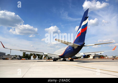 SHEREMETYEVO, Moscow Region, Russia - 31 luglio 2014: Aeroflot Ilyushin IL-96-300 RA-96007 in piedi presso l'aeroporto internazionale di Sheremetyevo. Foto Stock