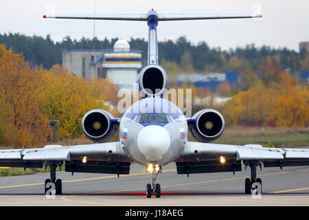 ZHUKOVSKY, Moscow Region, Russia - 13 ottobre 2014: Tupolev Tu-154M RA-85317 perfoming prova di volo a Zhukovsky. Foto Stock