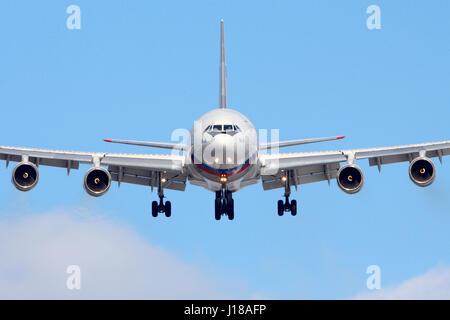 VNUKOVO, Moscow Region, Russia - 10 Marzo 2013: Ilyushin IL-96-300 RA-96018 del Presidente della speciale unità di volo in atterraggio a Vnukovo international airpo Foto Stock