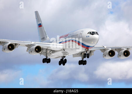 VNUKOVO, Moscow Region, Russia - 10 Marzo 2013: Ilyushin IL-96-300 RA-96018 del Presidente della speciale unità di volo in atterraggio a Vnukovo international airpo Foto Stock