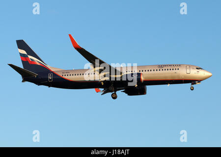 SHEREMETYEVO, Moscow Region, Russia - 13 luglio 2015: Aeroflot Boeing 737-800 VQ-BVO sbarco presso l'aeroporto internazionale di Sheremetyevo. Foto Stock