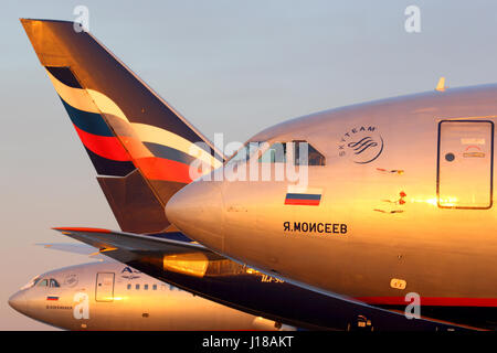 SHEREMETYEVO, Moscow Region, Russia - 17 Maggio 2014: Linea di Aeroflot Ilyushin IL-96 in piedi presso l'aeroporto internazionale di Sheremetyevo. Foto Stock