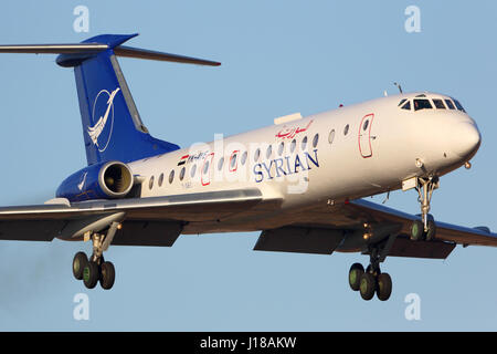 VNUKOVO, Moscow Region, Russia - Marzo 9, 2014: Aria siriano Tupolev Tu-134 in atterraggio a Vnukovo aeroporto internazionale. Foto Stock