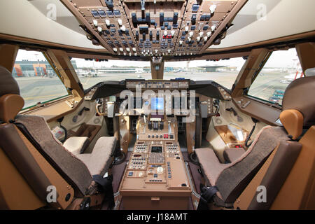 SHEREMETYEVO, Moscow Region, Russia - 22 Maggio 2012: Cockpit di Boeing 747-800 di ponte aereo cargo in piedi presso l'aeroporto internazionale di Sheremetyevo. Foto Stock