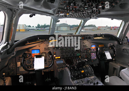 SHEREMETYEVO, Moscow Region, Russia - Luglio 12, 2012: Cockpit di Douglas DC-8F di aria Transort levatura internazionale di Sheremetyevo international air Foto Stock