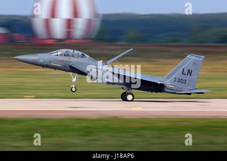 ZHUKOVSKY, Moscow Region, Russia - Agosto 16, 2011: McDonnell Douglas F-15E Strike Eagle appena finito di dimostrazione di volo in Zhukovsky durante MAKS-2 Foto Stock