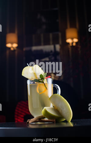 Bicchiere di deliziosi glintwein o rimuginassero vino caldo sul tagliere con cannella Foto Stock