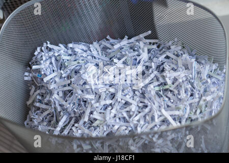 Shredded carta di ufficio in un cestello Foto Stock